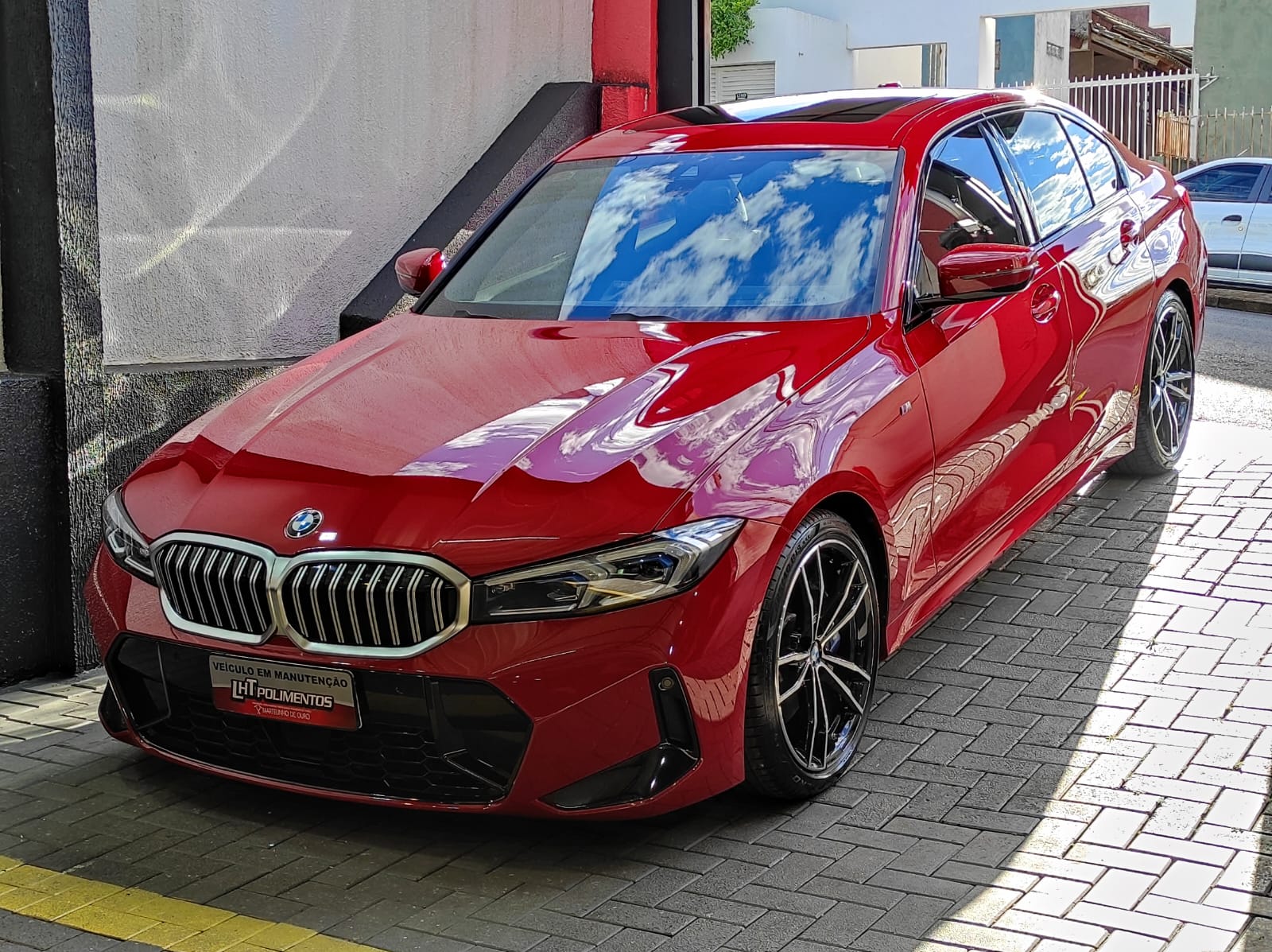 BMW Série 3 vermelho com brilho espelhado após polimento técnico