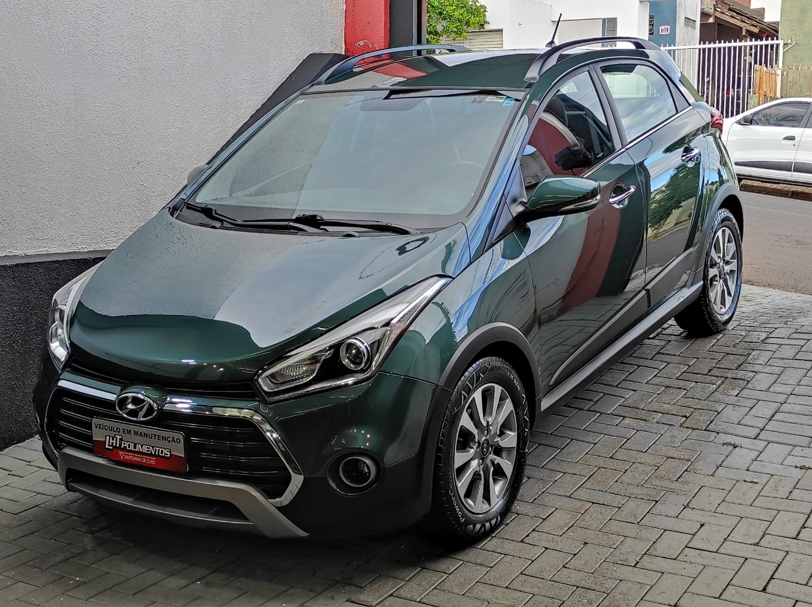 Hyundai HB20X verde com pintura vitrificada e reflexo profundo